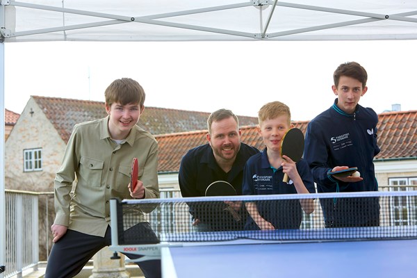 Peter Rosenmeier sammen med tre Rising Stars-deltagere. Foto: Elsass Fonden.