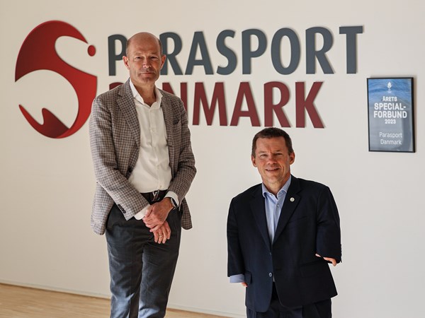 KV Fondens direktør Henrik Holtegaard og Parasport Danmarks formand John Petersson.