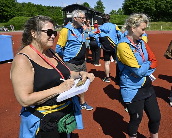 Birgit Søegaard Hansen fra Helsingør tager noter, mens hun kigger på boldkast.