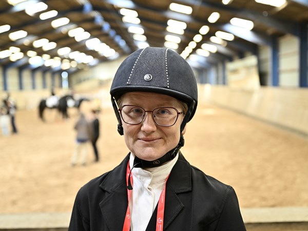 Finske Laura Laukkonen skal ride på hesten 'Bertha', og det er hun fint tilfreds med.
