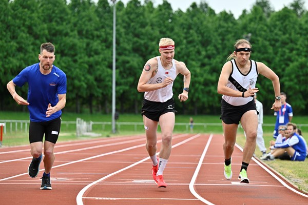 Jonas Lange i hvid trøje og med rødt pandebånd satser på, at han skal med til næste sommers Special Olympics World Summer Games i Chile.