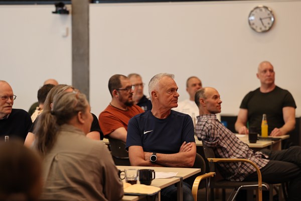 Per Kristensen fra Parasport Aalborg lytter koncentreret. Til højre ses forbundets nyvalgte næstformand Asger Lind Krebs.