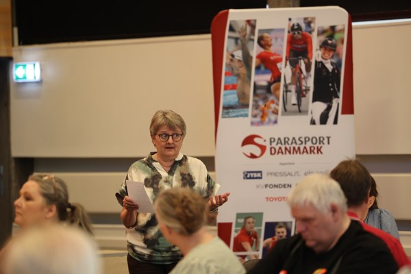 Charlotte Svarrer deler ideer, der er blevet vendt i hendes gruppe under dialogmødet.