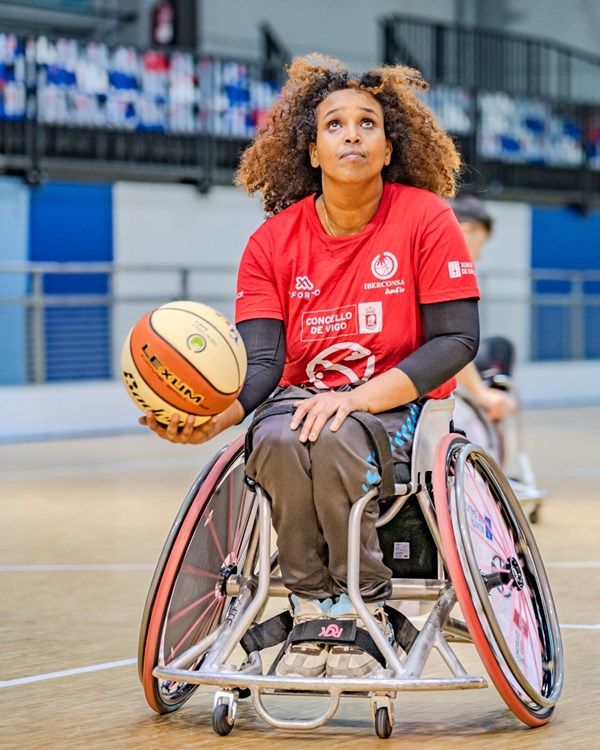 Nagwa Ali Brown under en kørestolsbasket-kamp.