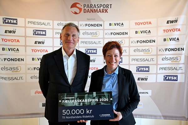 Nordlandets Rideklub modtog KV Fondens Fællesskabspris. Her formand Sabine Kofod sammen med Bo Rygaard, bestyrelsesformand i KV Fonden.