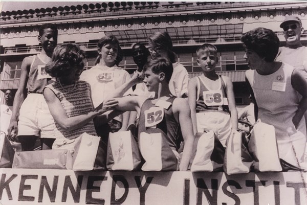 Eunice Kennedy Shriver med unge atleter ved det allerførste Special Olympics stævne i Chicago i 1968. Foto: Special Olympics.