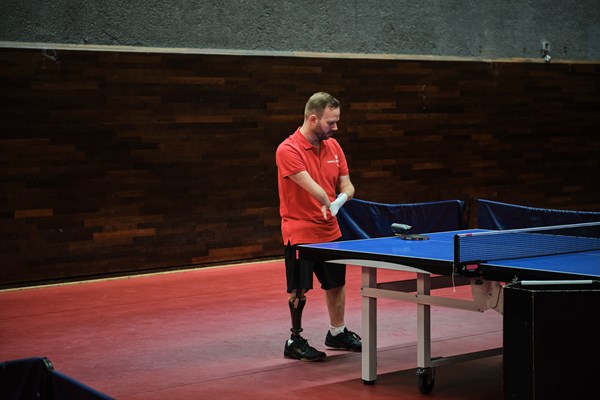 Peter Rosenmeier ved bordtennishallen i Idrættens Hus. Foto: Toyota Danmark