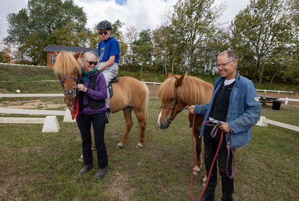 Der skal mange hænder til for at få rideprojektet til at lykkes. Her er Roar Nielsen højt til hest, hjulpet af to frivillige fra rideklubben, Anette Ihle og Bo Larsen.