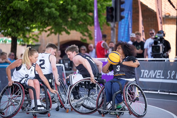 Team N.A.R. i sort, bestående af Nagwa Ali, Ricki Dalhof og Adam Nybo, blev danske mestre i 3x3-kørestolsbasket. Foto: Frank Cilius.