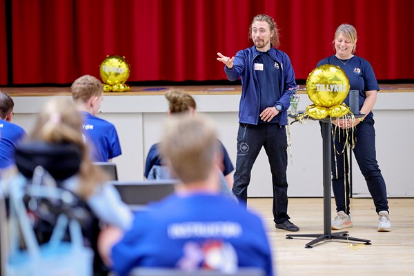 Det er stort for de nye instruktører at få deres diplom. Foto: Mikkel Berg Pedersen.